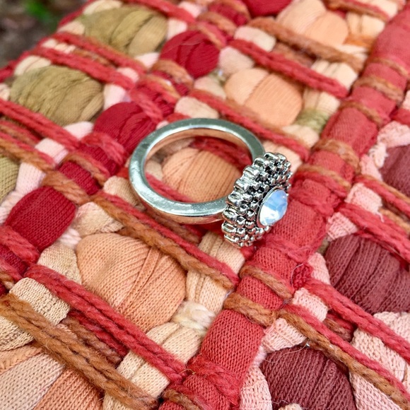 💎New Listing!💎Beautiful silver toned ring - Picture 3 of 4